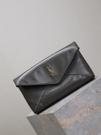 ENVELOPE CLUTCH 29 IN KOMBU GREEN LAMBSKIN COPPER LOGO