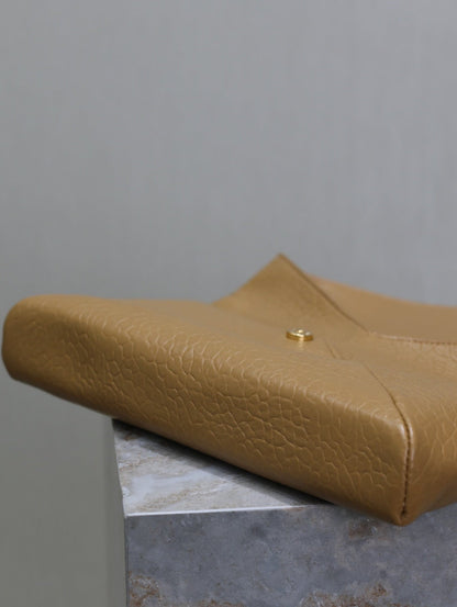 ENVELOPE CLUTCH 29 IN EARTHY YELLOW LAMBSKIN COPPER LOGO