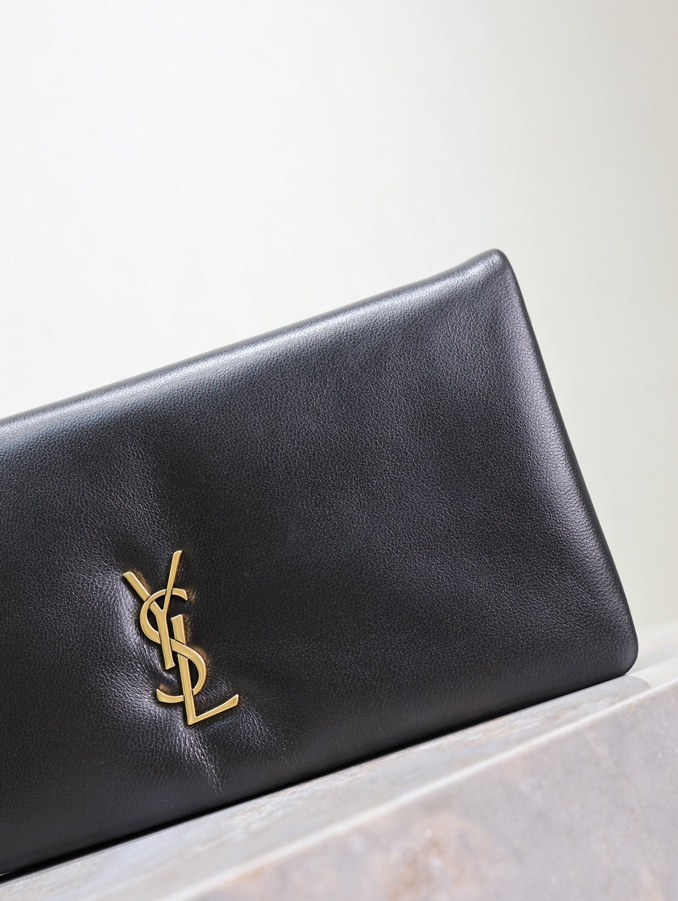 CALYPSO POUCH 24 IN BLACK LAMBSKIN GOLD LOGO