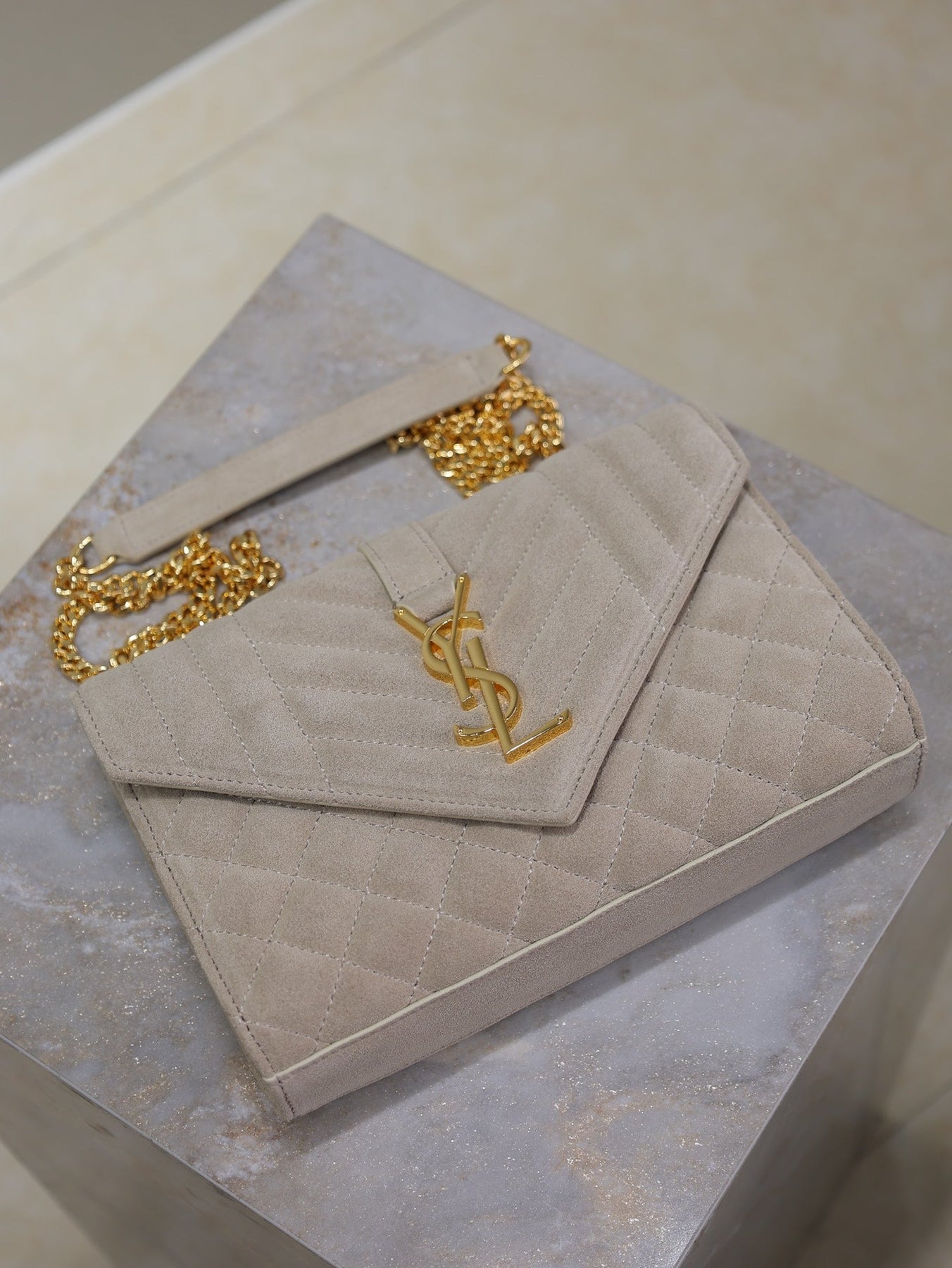 ENVELOPE SMALL CHAIN BAG 22 IN BEIGE SUEDE GOLD HARDWARE
