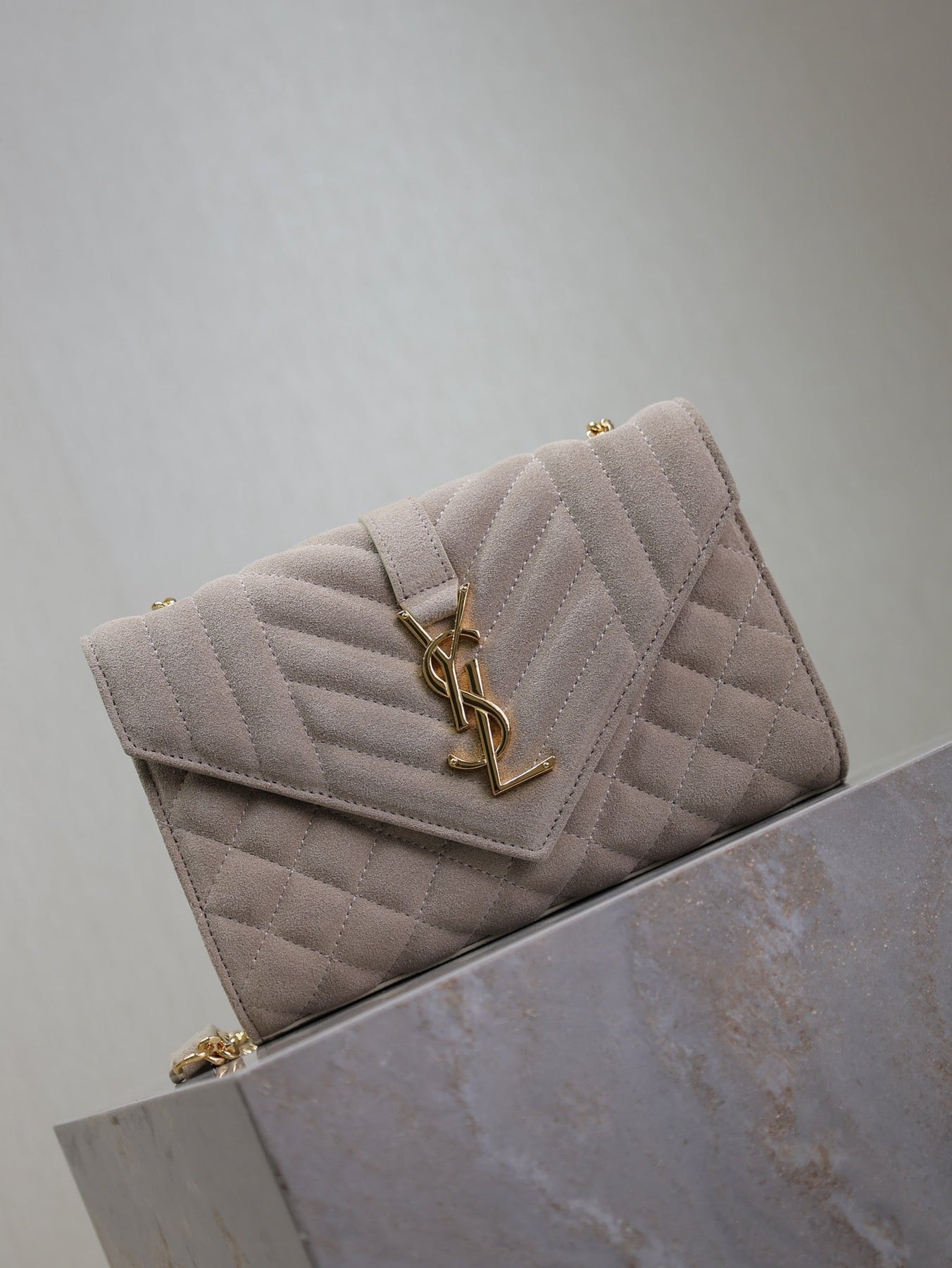 ENVELOPE SMALL CHAIN BAG 22 IN BEIGE SUEDE GOLD HARDWARE