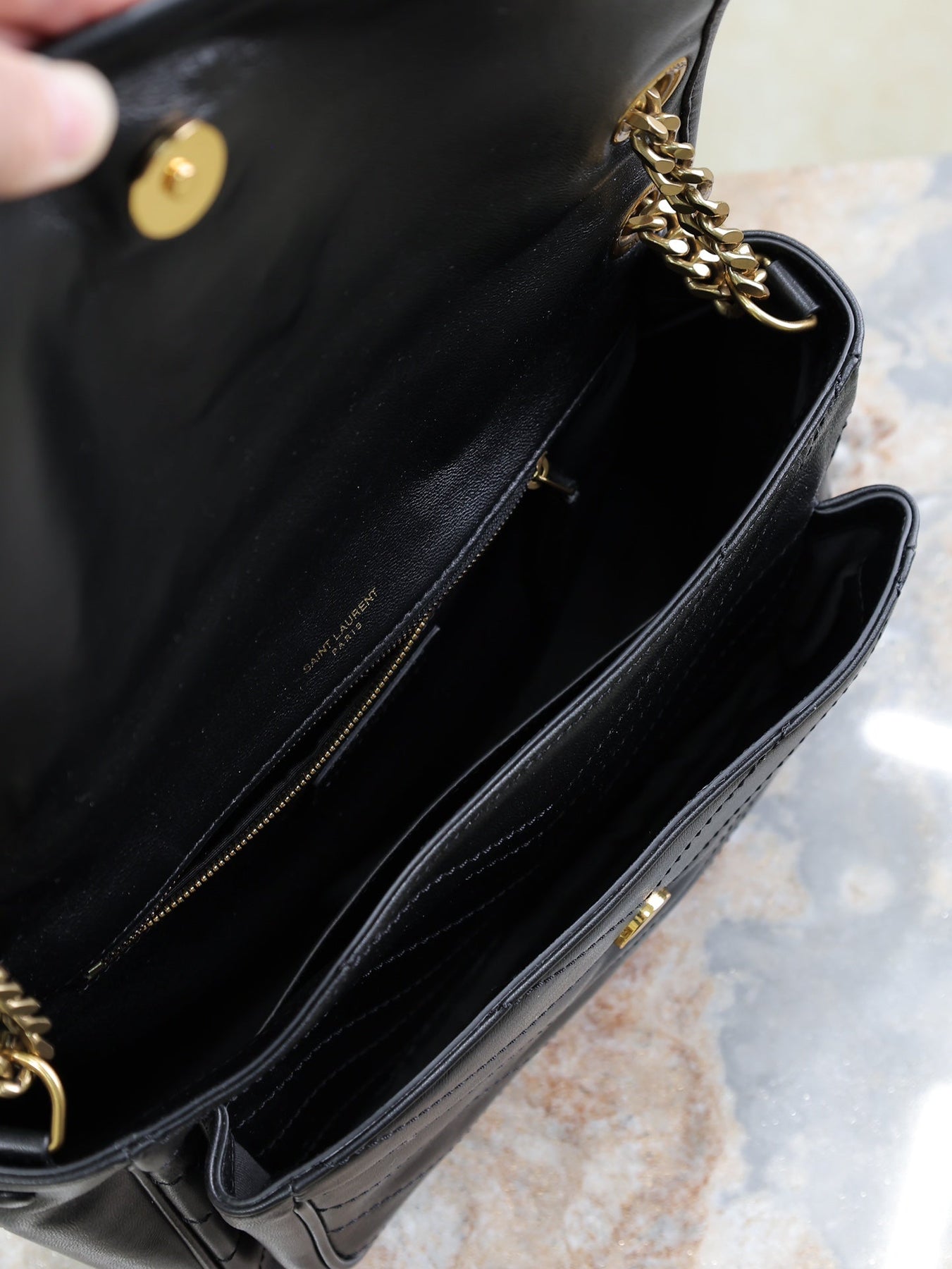 NIKI MEDIUM 28 IN BLACK LAMBSKIN BLACK LOGO GOLD CHAIN