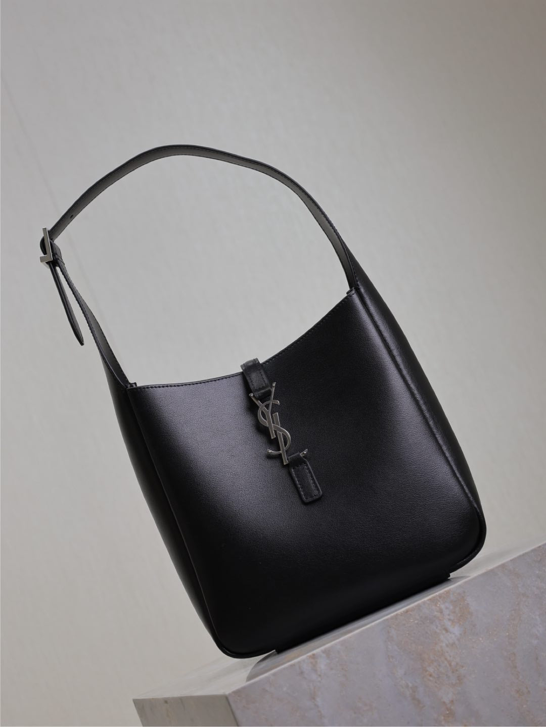 LE 5 À 7 SUPPLE BAG 23 IN BLACK CALFSKIN SILVER BUCKLE