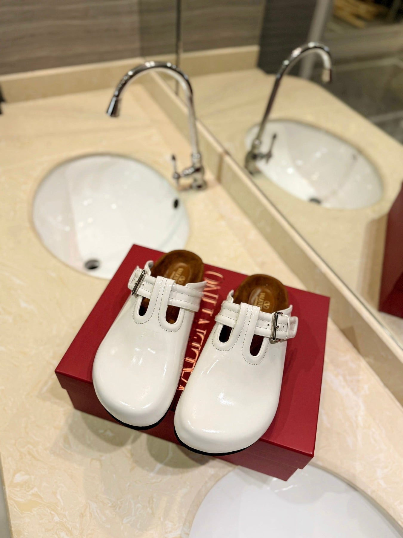 FUSSFRIEND WHITE PATENT CALFSKIN LEATHER SABOT