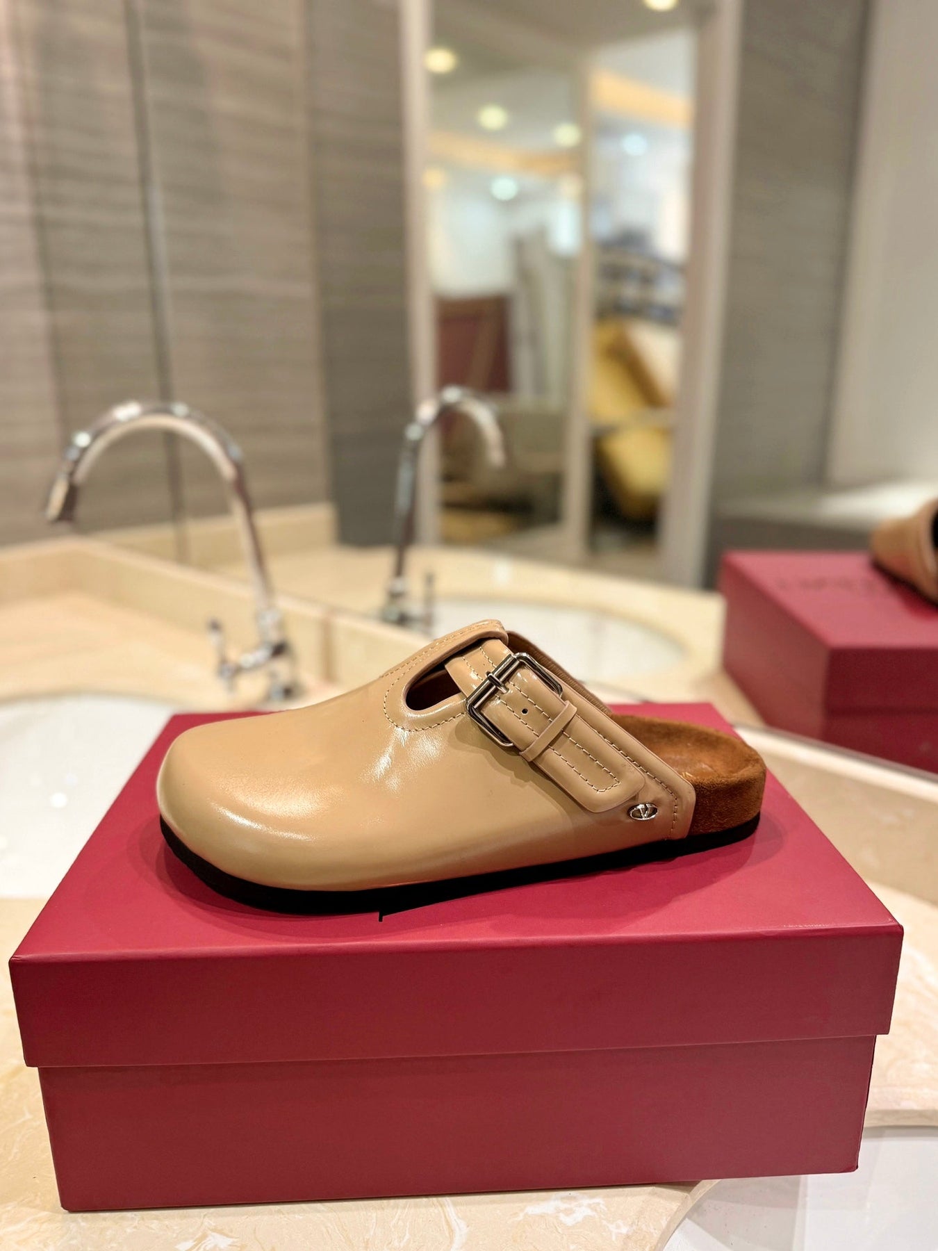 FUSSFRIEND CAMEL BROWN PATENT CALFSKIN LEATHER SABOT