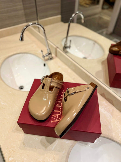 FUSSFRIEND CAMEL BROWN PATENT CALFSKIN LEATHER SABOT