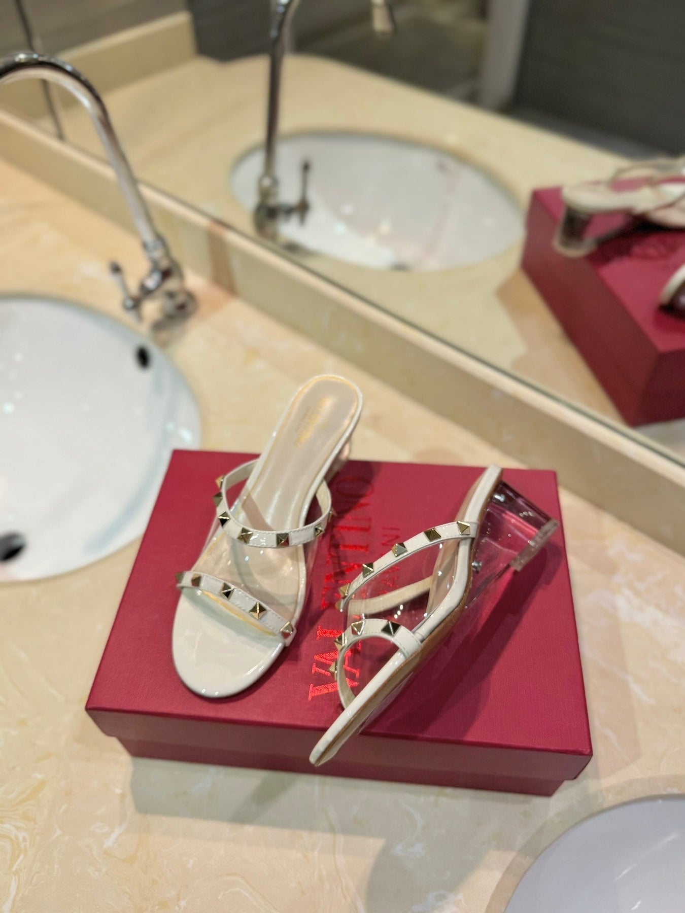 ROCKSTUD MULE SANDALS IN WHITE CALFSKIN AND TRANSPARENT PVC FILM