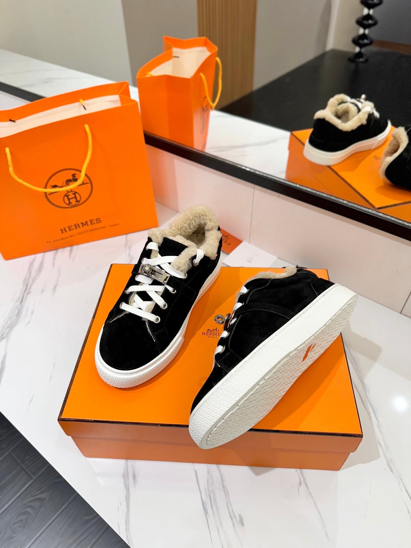 DAY SNEAKER IN BLACK SUEDE AND FLEECE LINING