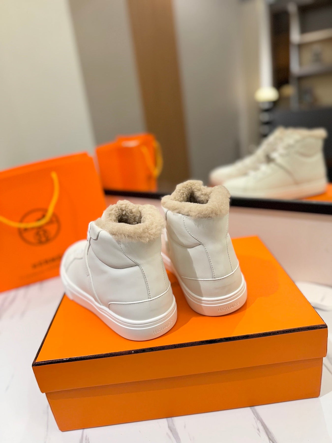 CHEALSEA BOOTS IN WHITE CALFSKIN AND FLEECE LINING