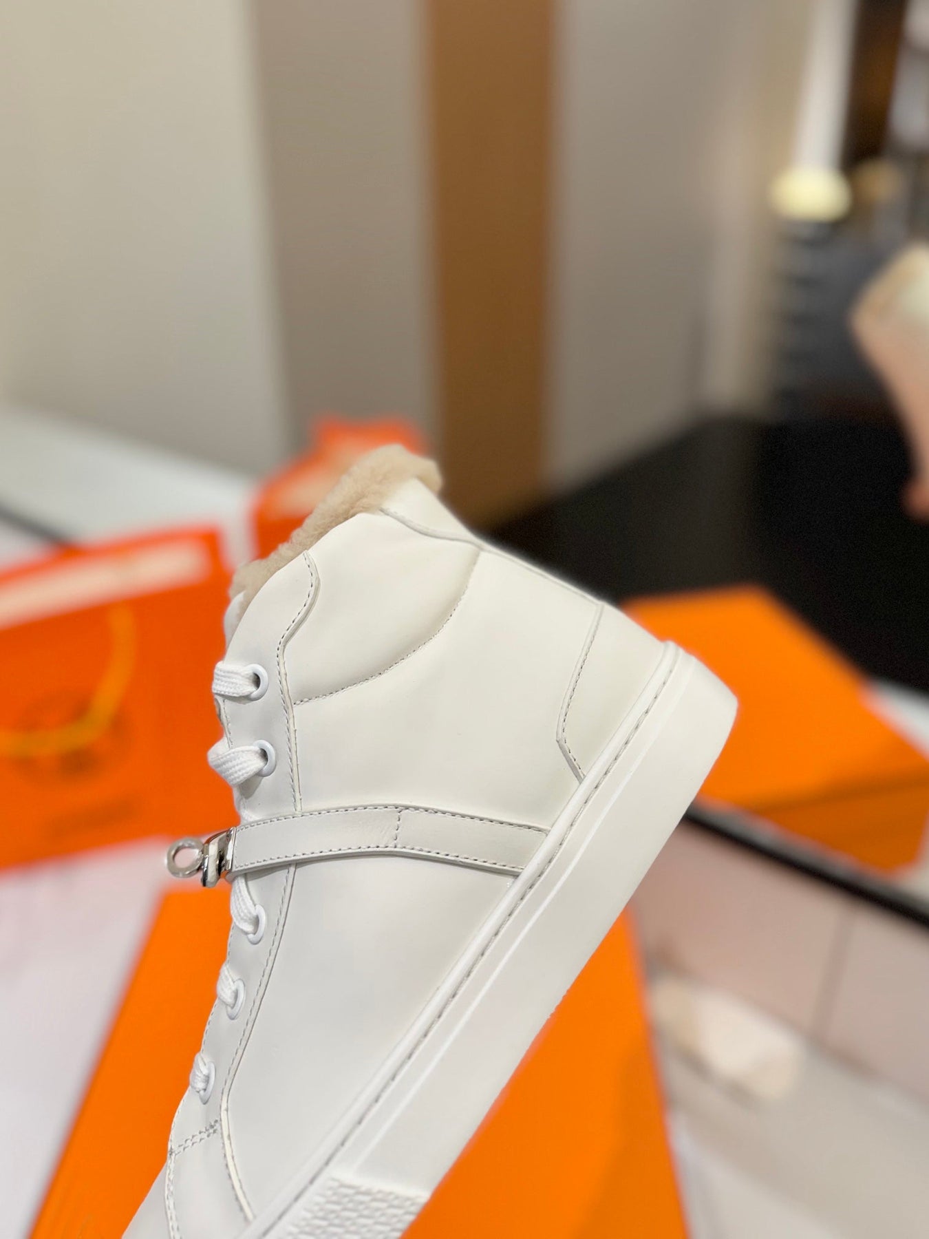 CHEALSEA BOOTS IN WHITE CALFSKIN AND FLEECE LINING