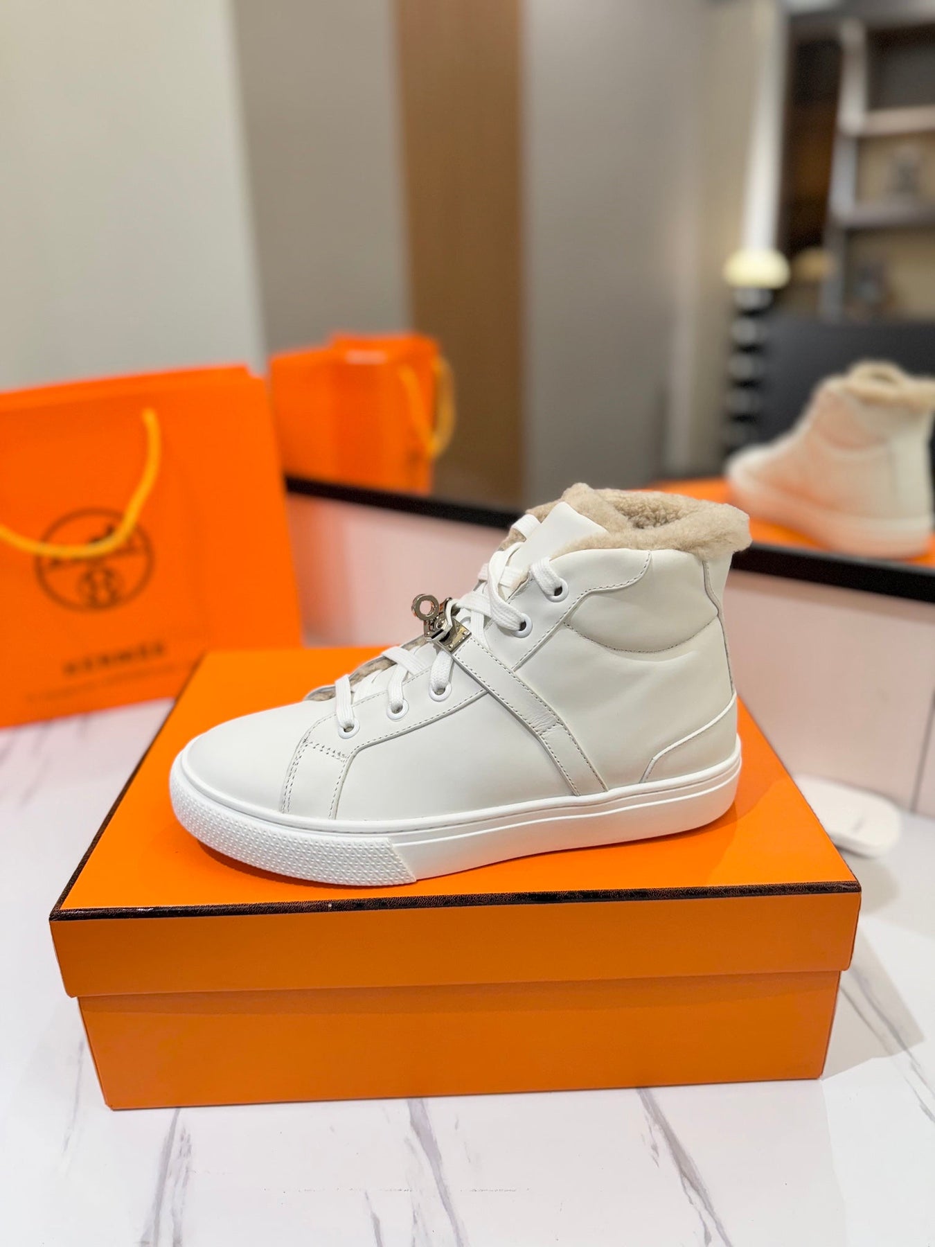 CHEALSEA BOOTS IN WHITE CALFSKIN AND FLEECE LINING