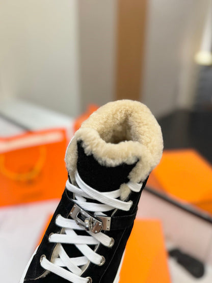 CHEALSEA BOOTS IN BLACK SUEDE AND FLEECE LINING