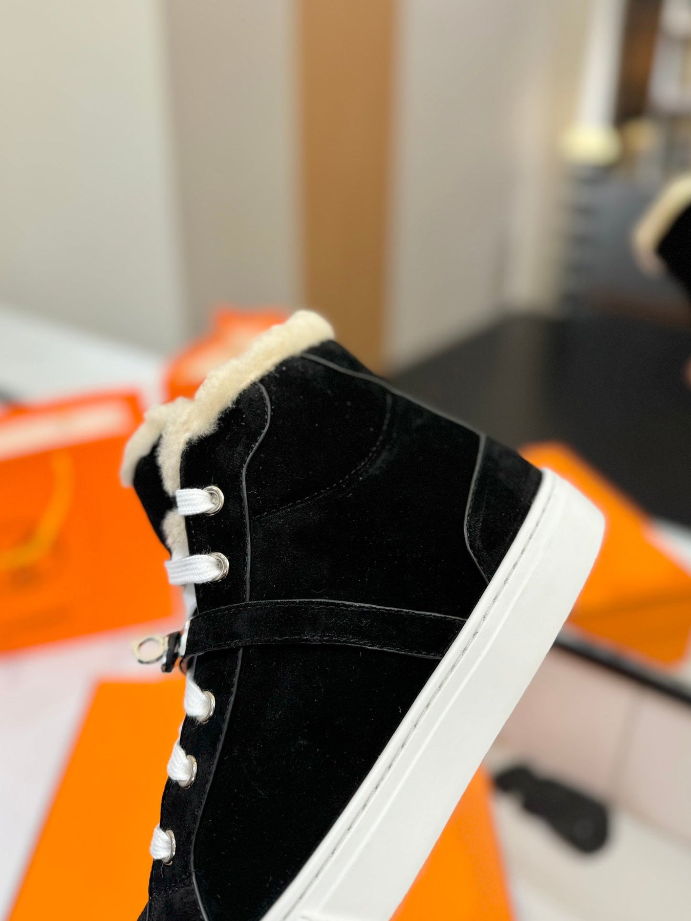 CHEALSEA BOOTS IN BLACK SUEDE AND FLEECE LINING