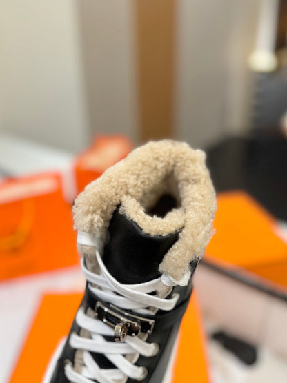 CHEALSEA BOOTS IN BLACK LAMBSKIN AND FLEECE LINING