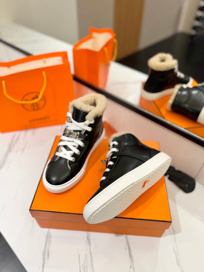 CHEALSEA BOOTS IN BLACK LAMBSKIN AND FLEECE LINING