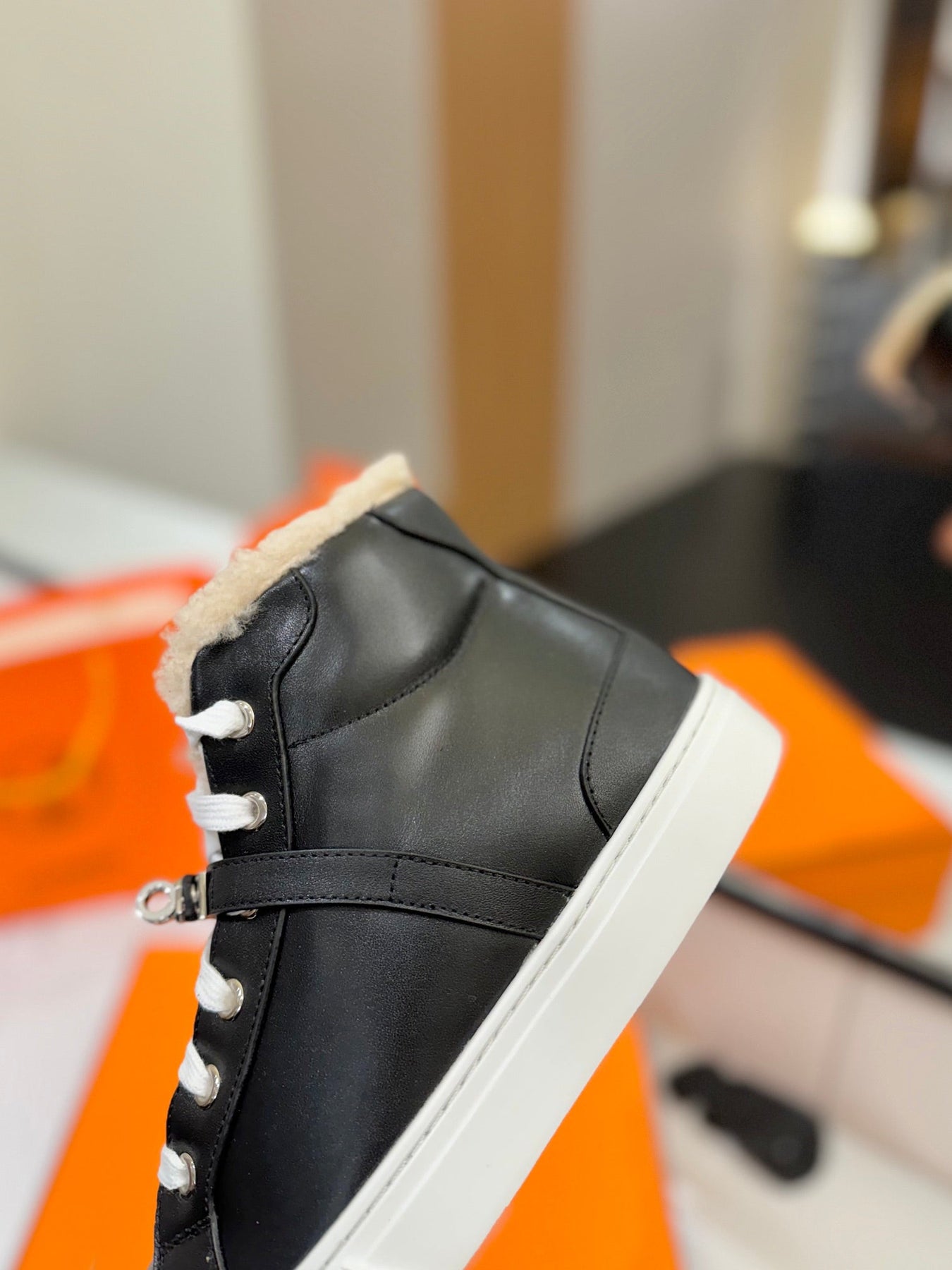 CHEALSEA BOOTS IN BLACK LAMBSKIN AND FLEECE LINING