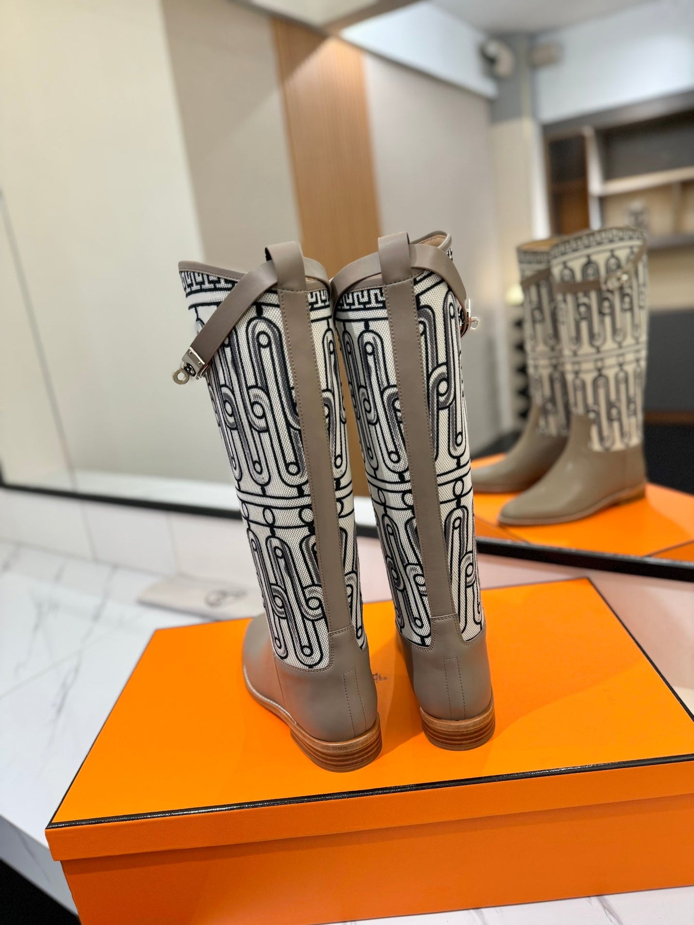 JUMPING BOOT 2 CM IN PASTEL GRAY CALFSKIN AND BLACK MIX WHITE FABRIC