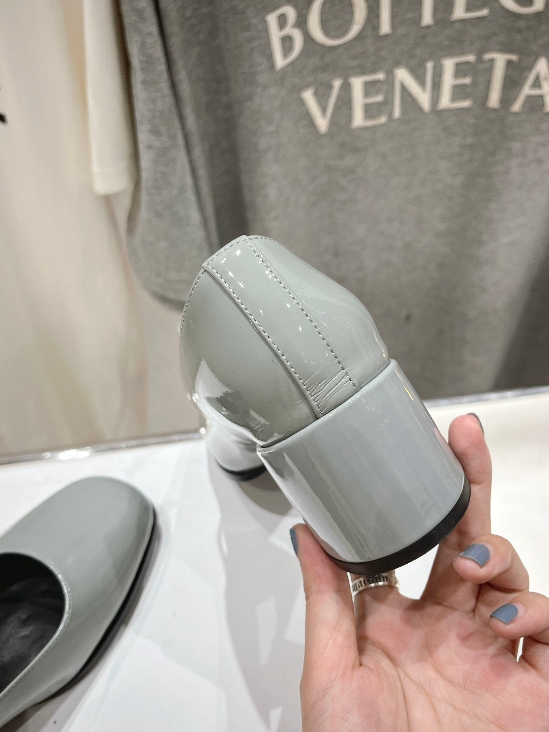 MEDIUM - HEEL MARY JANE SHOES IN SMOKE GREY GLOSSY CALFSKIN