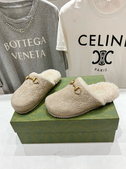HORSEBIT MULE IN BEIGE EMBOSSED SUEDE AND FLEECE LINING