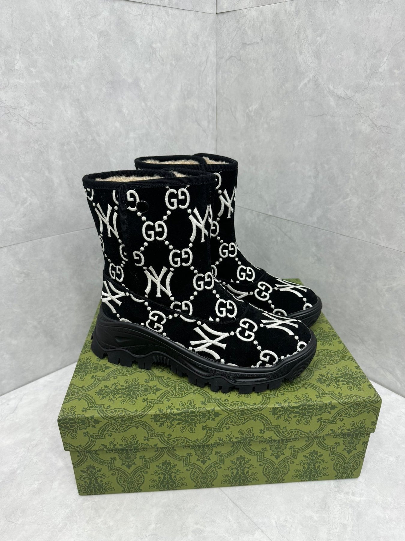 GG&NY SNOW BOOTS IN BLACK SUEDE AND WOOL LINING