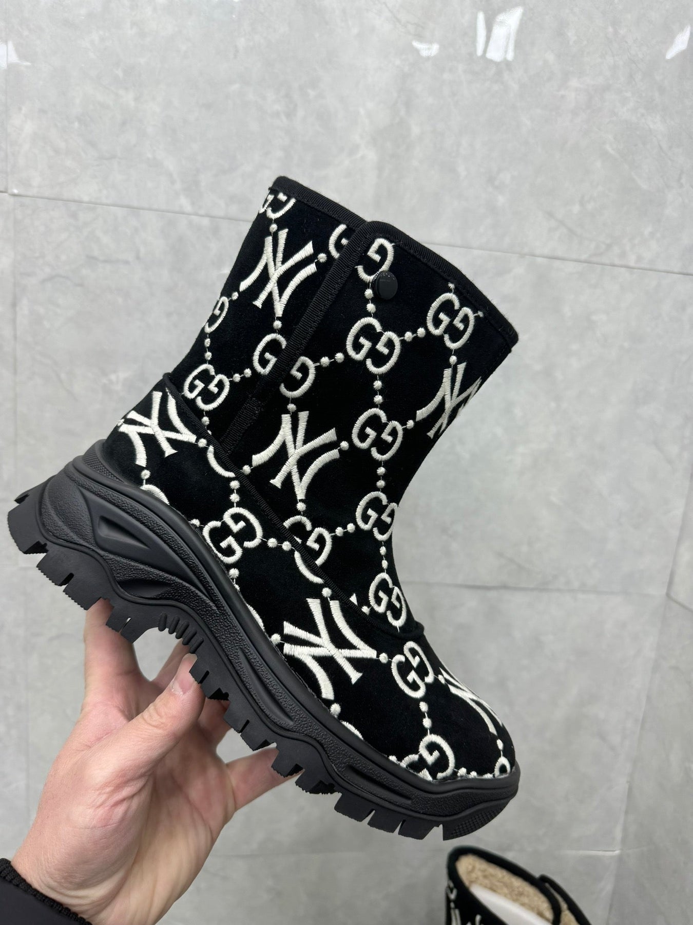 GG&NY SNOW BOOTS IN BLACK SUEDE AND WOOL LINING