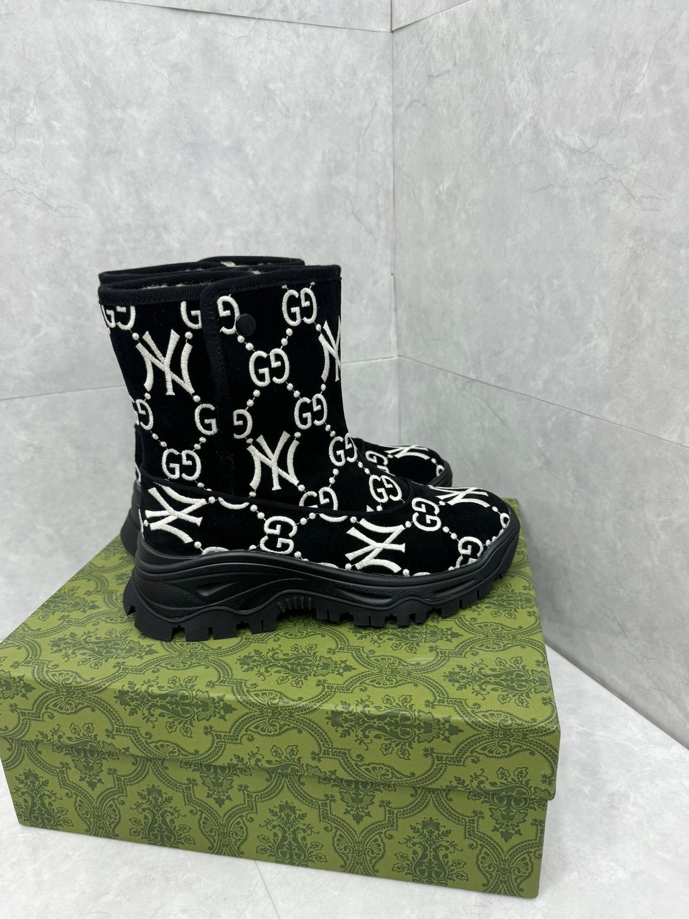 GG&NY SNOW BOOTS IN BLACK SUEDE AND WOOL LINING