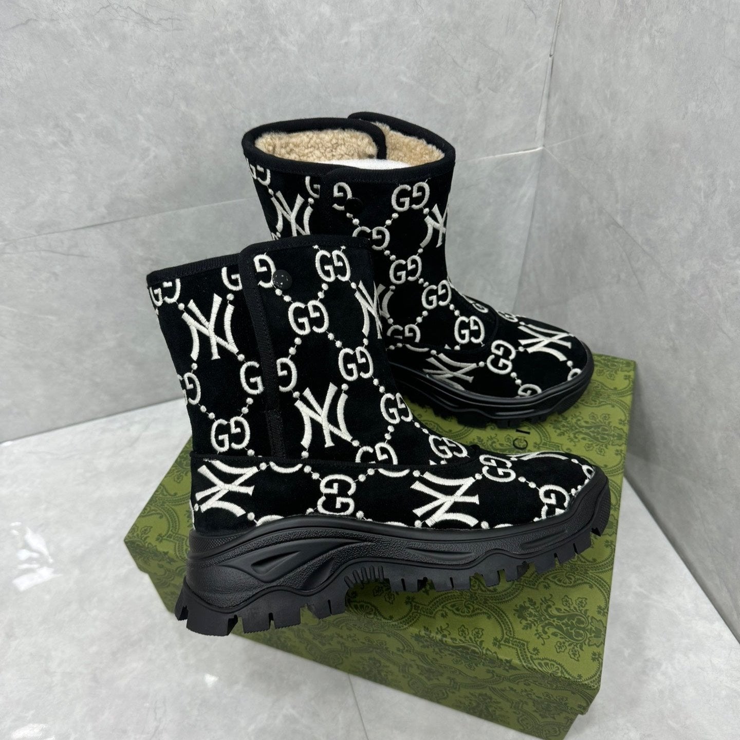 GG&NY SNOW BOOTS IN BLACK SUEDE AND WOOL LINING