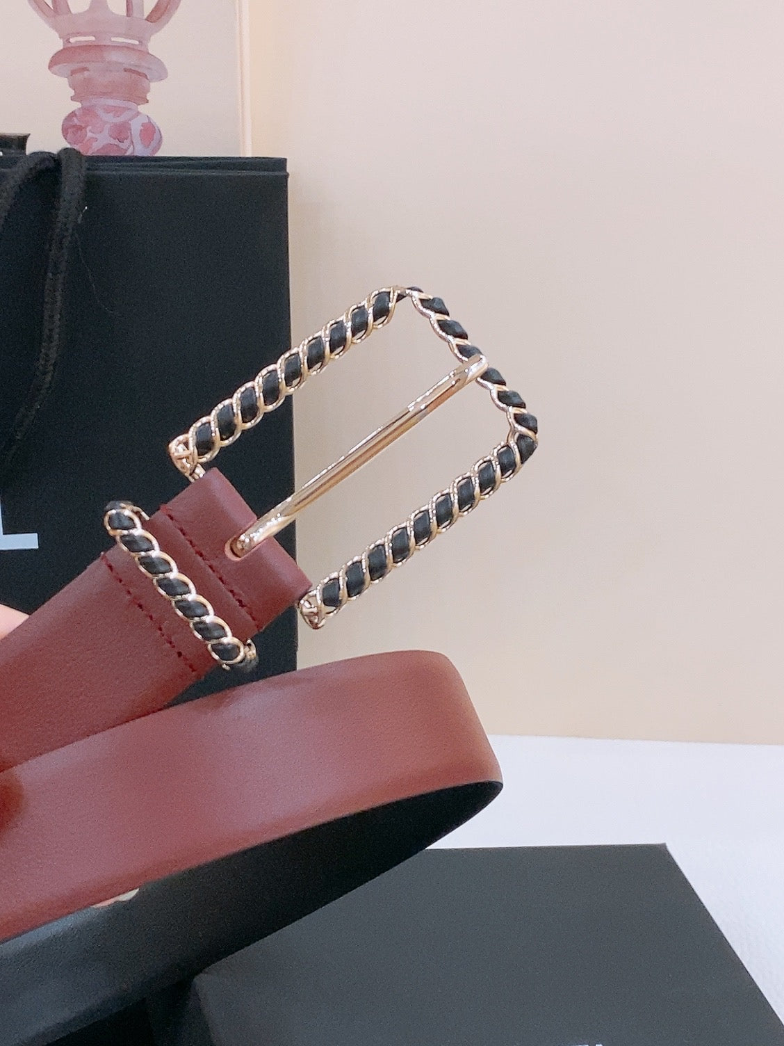 BELT 30MM IN BLACK AND RED CALFSKIN WITH INTERWOVEN GOLD CHAIN BUCKLE