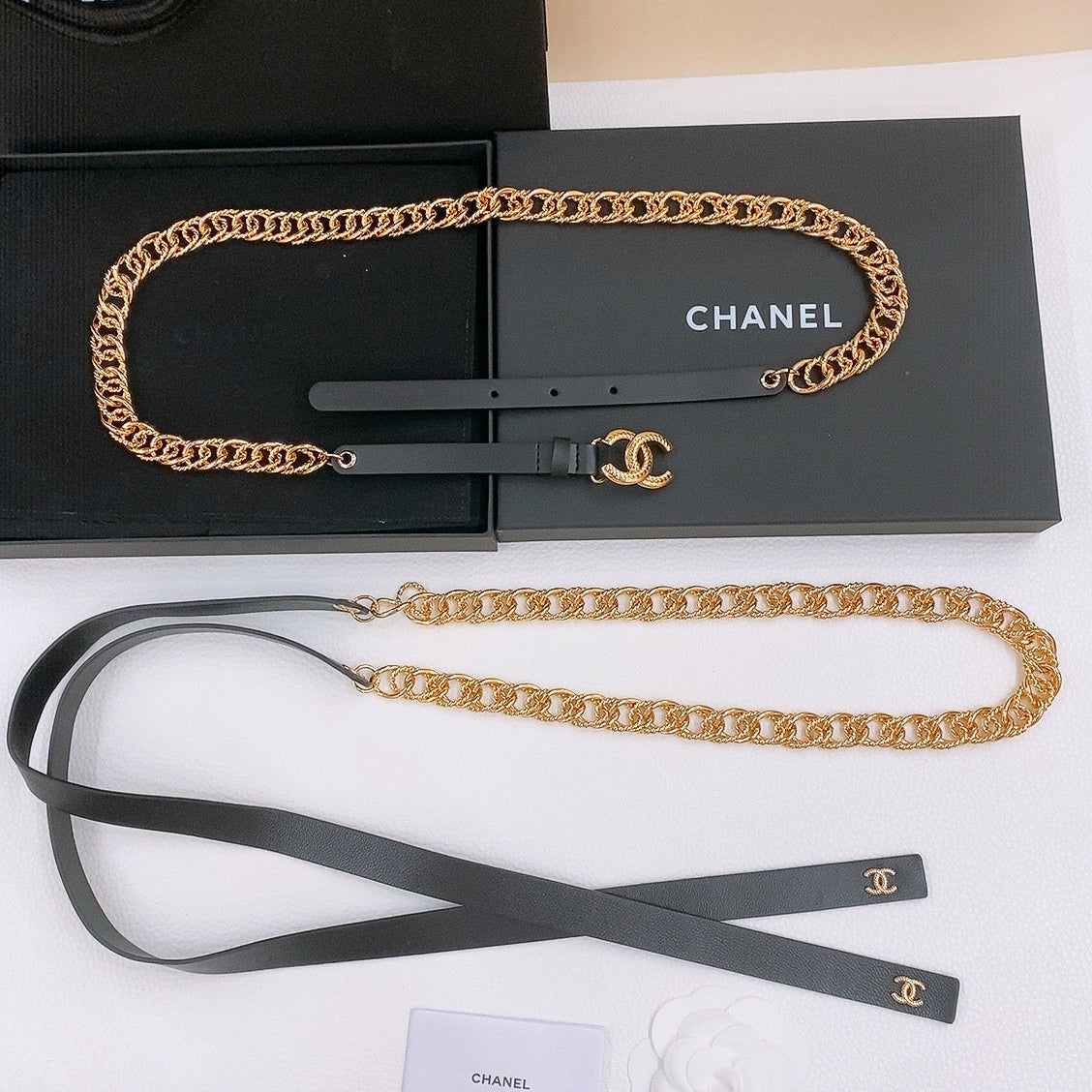 RIBBED BOW WAIST CHAIN IN GOLD TONE BRASS AND BLACK LAMBSKIN