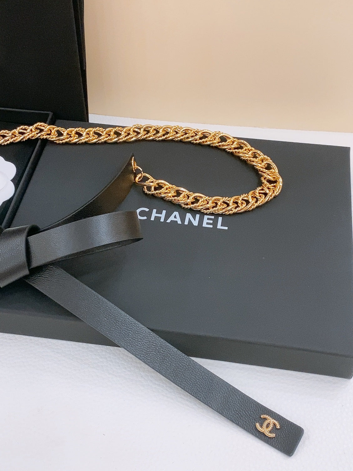 RIBBED BOW WAIST CHAIN IN GOLD TONE BRASS AND BLACK LAMBSKIN