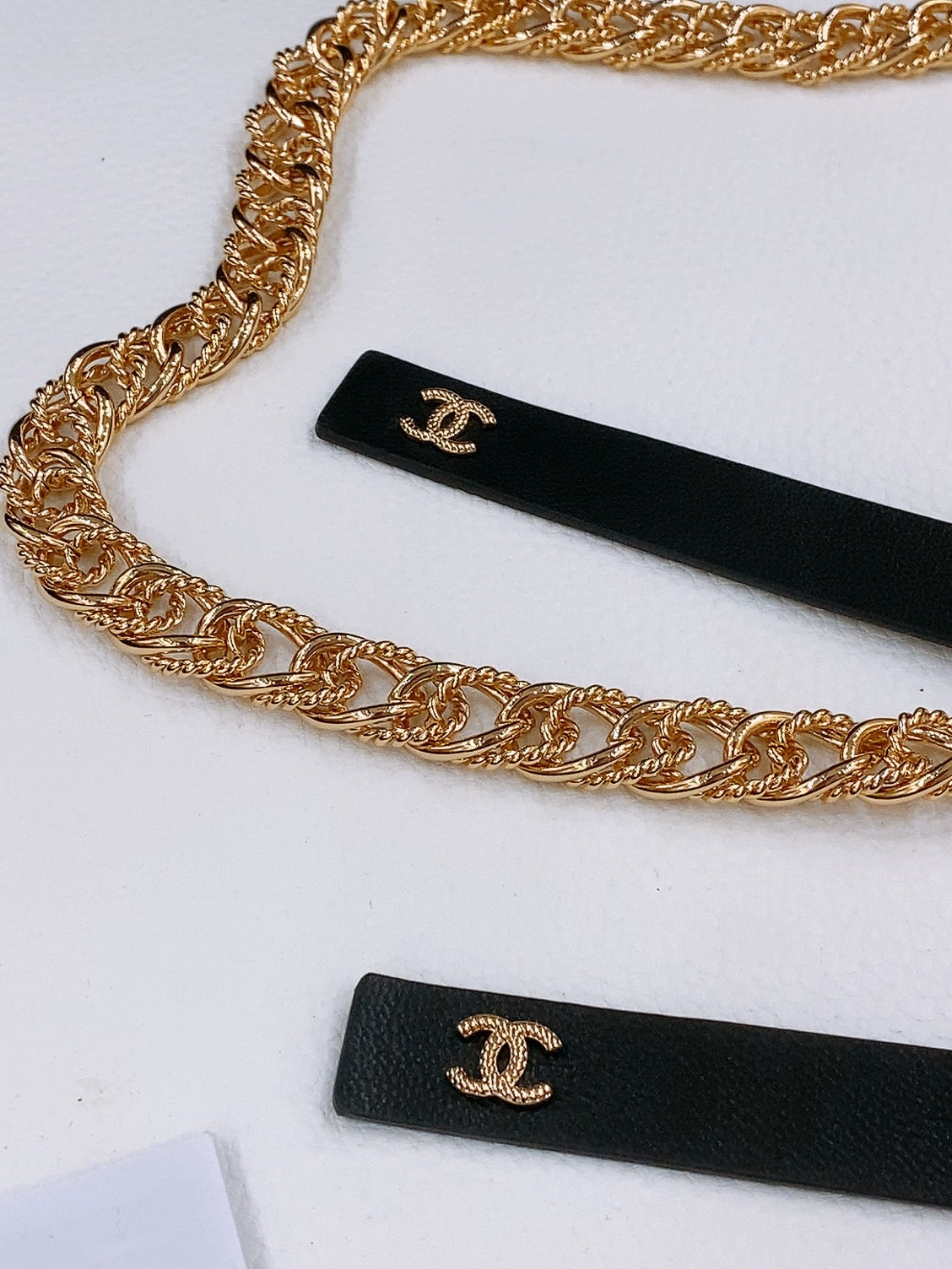 RIBBED BOW WAIST CHAIN IN GOLD TONE BRASS AND BLACK LAMBSKIN