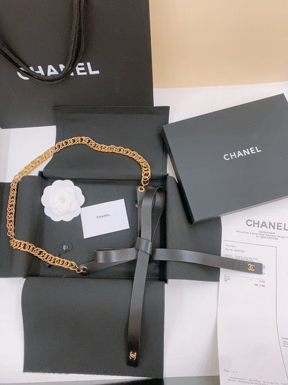 RIBBED BOW WAIST CHAIN IN GOLD TONE BRASS AND BLACK LAMBSKIN