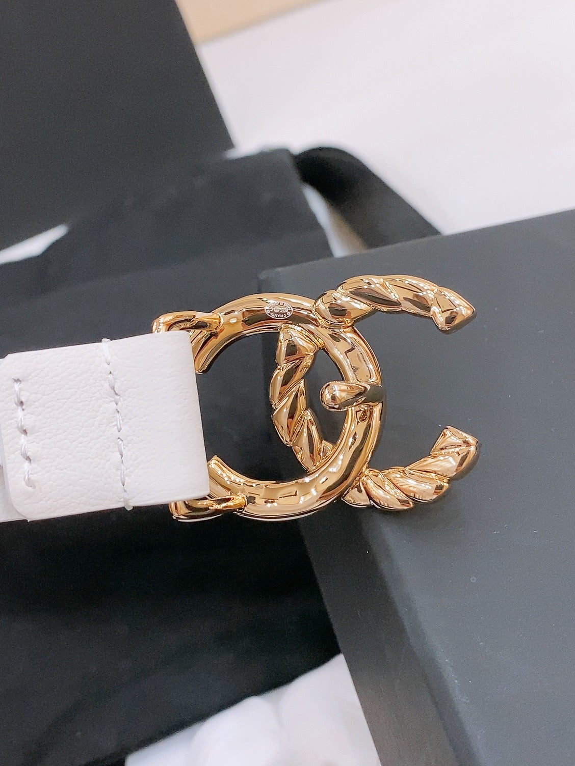 DOUBLE C BELT 20MM IN WHITE CALFSKIN WITH GOLD CHAIN INTERWOVEN BUCKLE