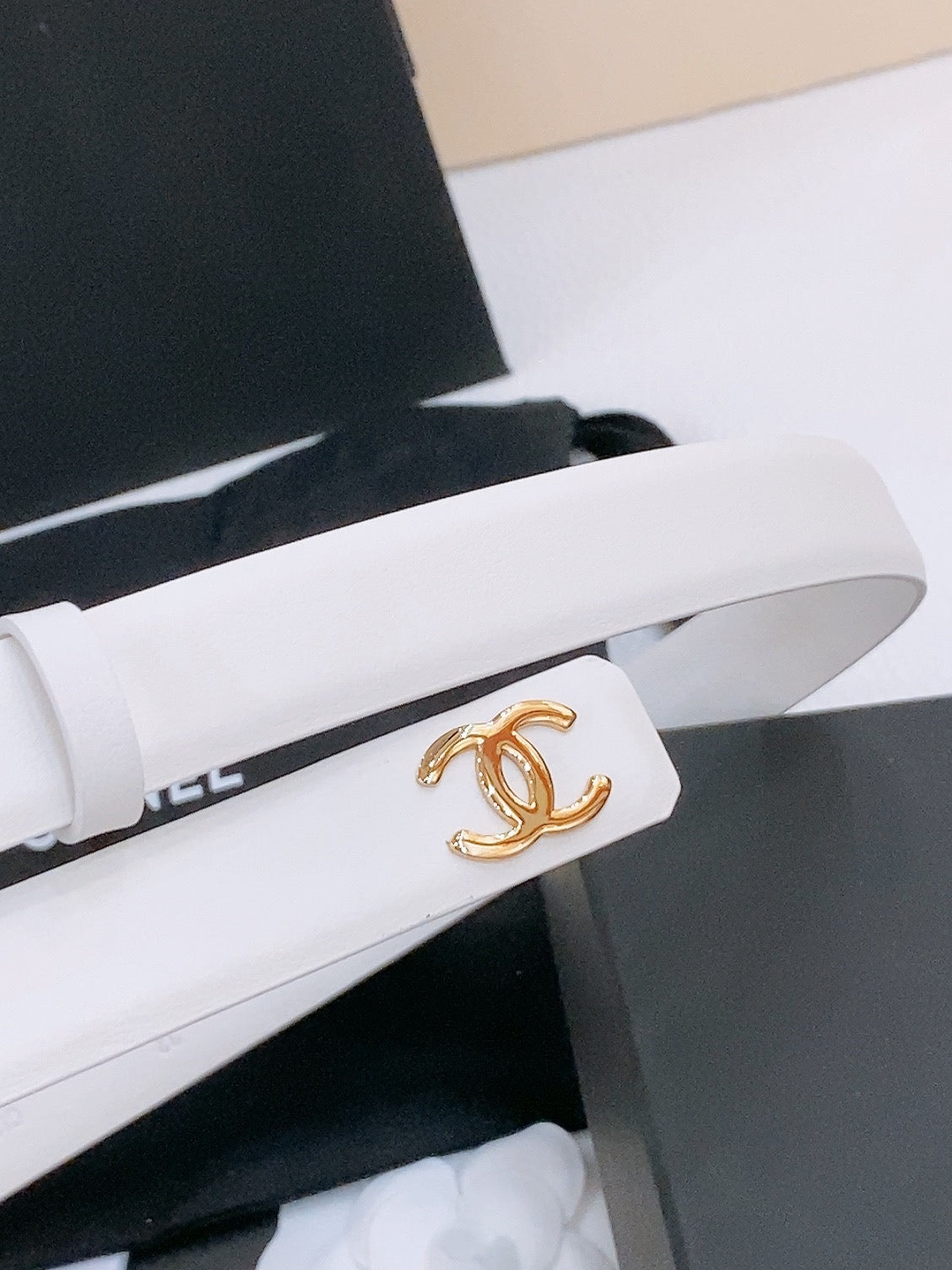 DOUBLE C BELT 20MM IN WHITE CALFSKIN WITH GOLD CHAIN INTERWOVEN BUCKLE