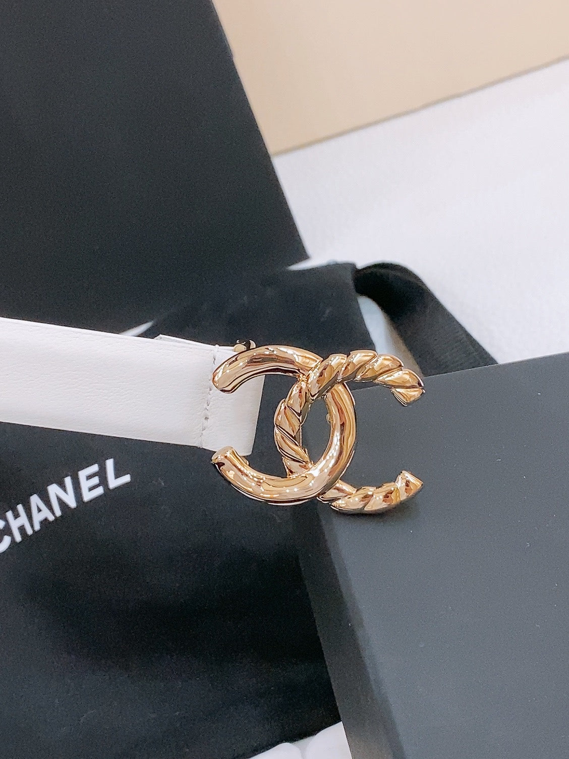 DOUBLE C BELT 20MM IN WHITE CALFSKIN WITH GOLD CHAIN INTERWOVEN BUCKLE