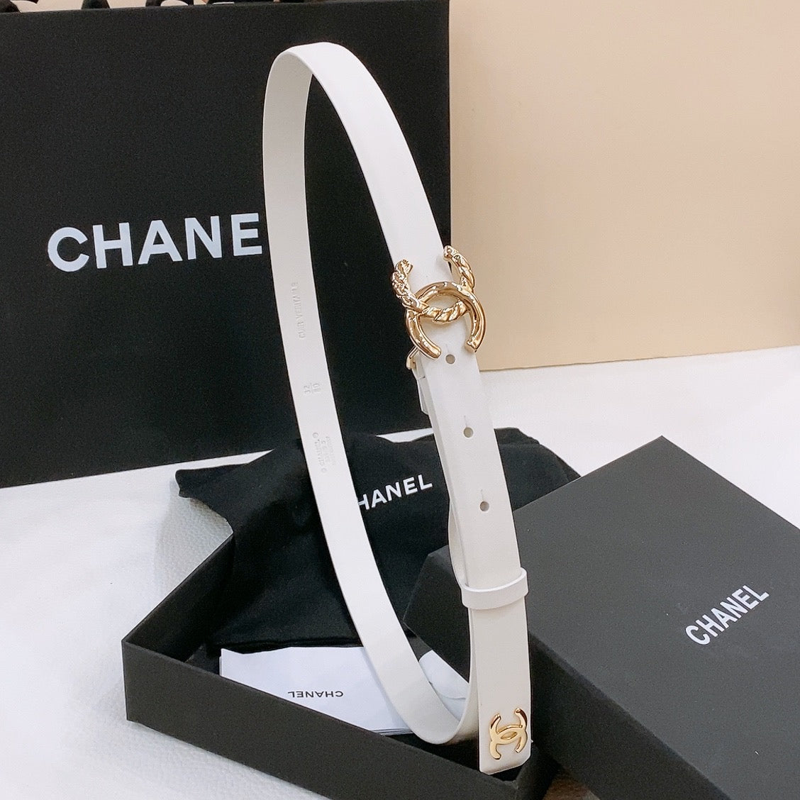 DOUBLE C BELT 20MM IN WHITE CALFSKIN WITH GOLD CHAIN INTERWOVEN BUCKLE