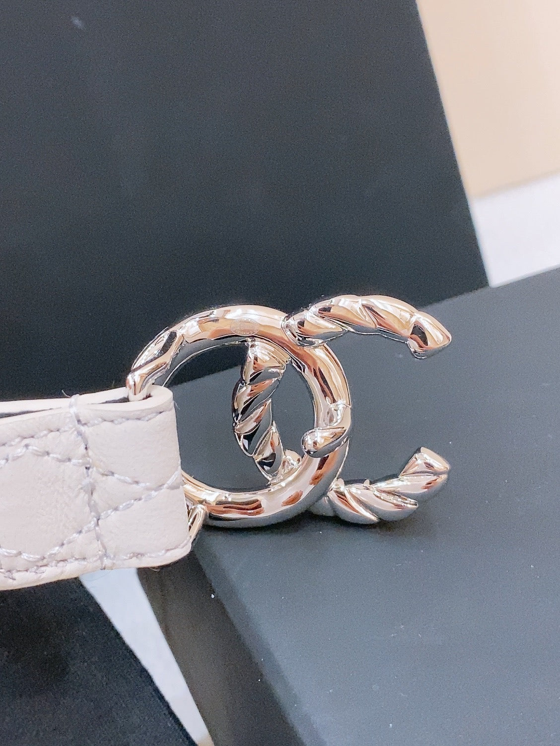 DOUBLE C BELT 20MM IN WHITE CALFSKIN WITH QUILTED STITCHING SPIRAL SILVER BUCKLE