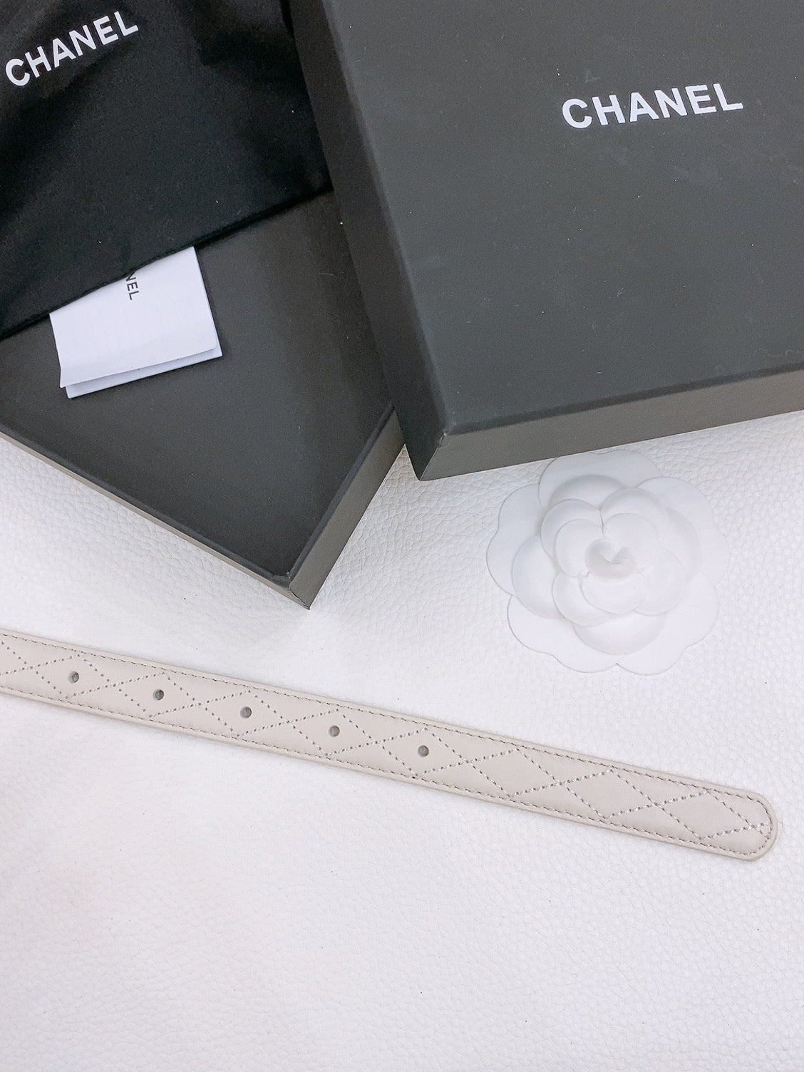 DOUBLE C BELT 20MM IN WHITE CALFSKIN WITH QUILTED STITCHING SPIRAL GOLD BUCKLE