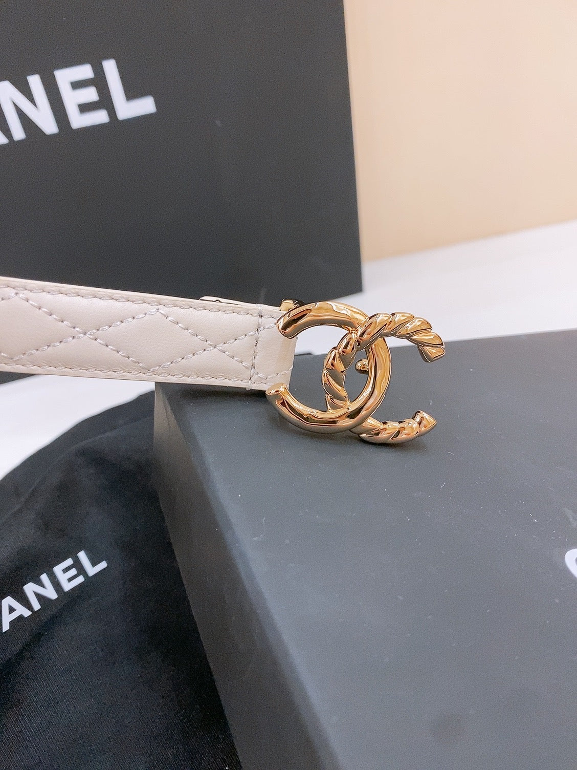 DOUBLE C BELT 20MM IN WHITE CALFSKIN WITH QUILTED STITCHING SPIRAL GOLD BUCKLE