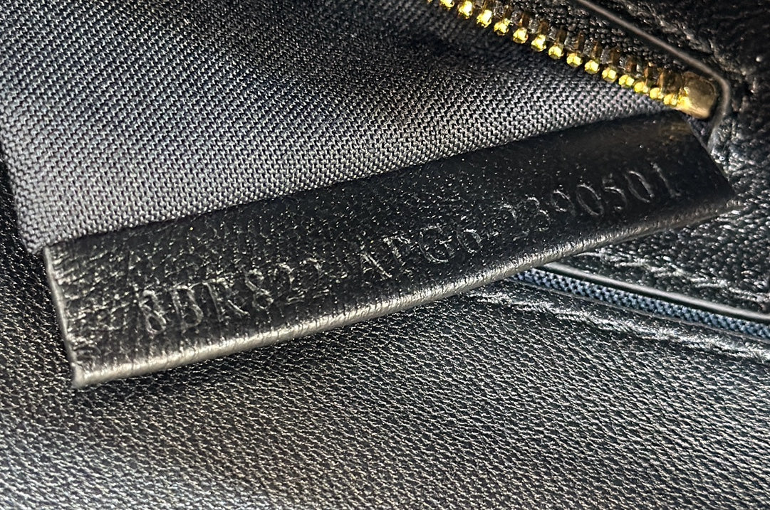 BAGUETTE 27 IN BLACK SMOOTH CALFSKIN GOLD HARDWARE