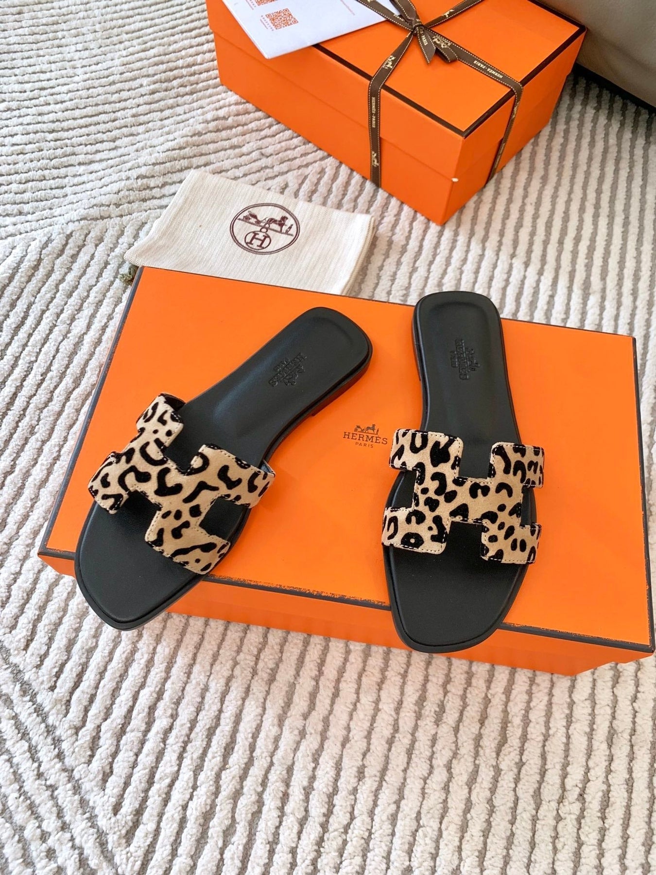 0RAN SANDAL IN CAMEL BROWN MIX BLACK SUEDE