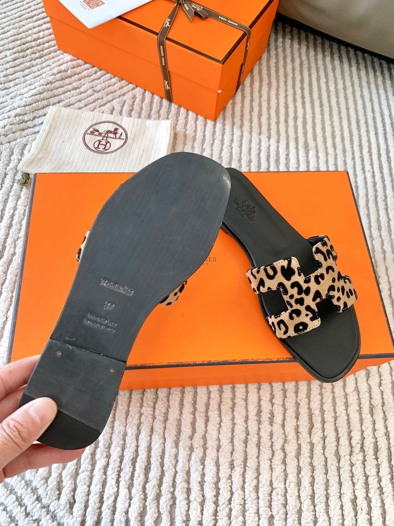 0RAN SANDAL IN CAMEL BROWN MIX BLACK SUEDE