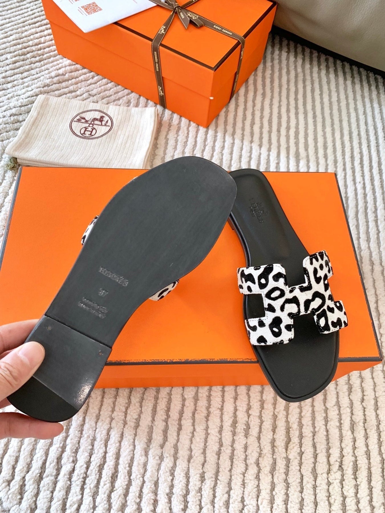 ORAN SANDAL IN BLACK MIX WHITE SUEDE