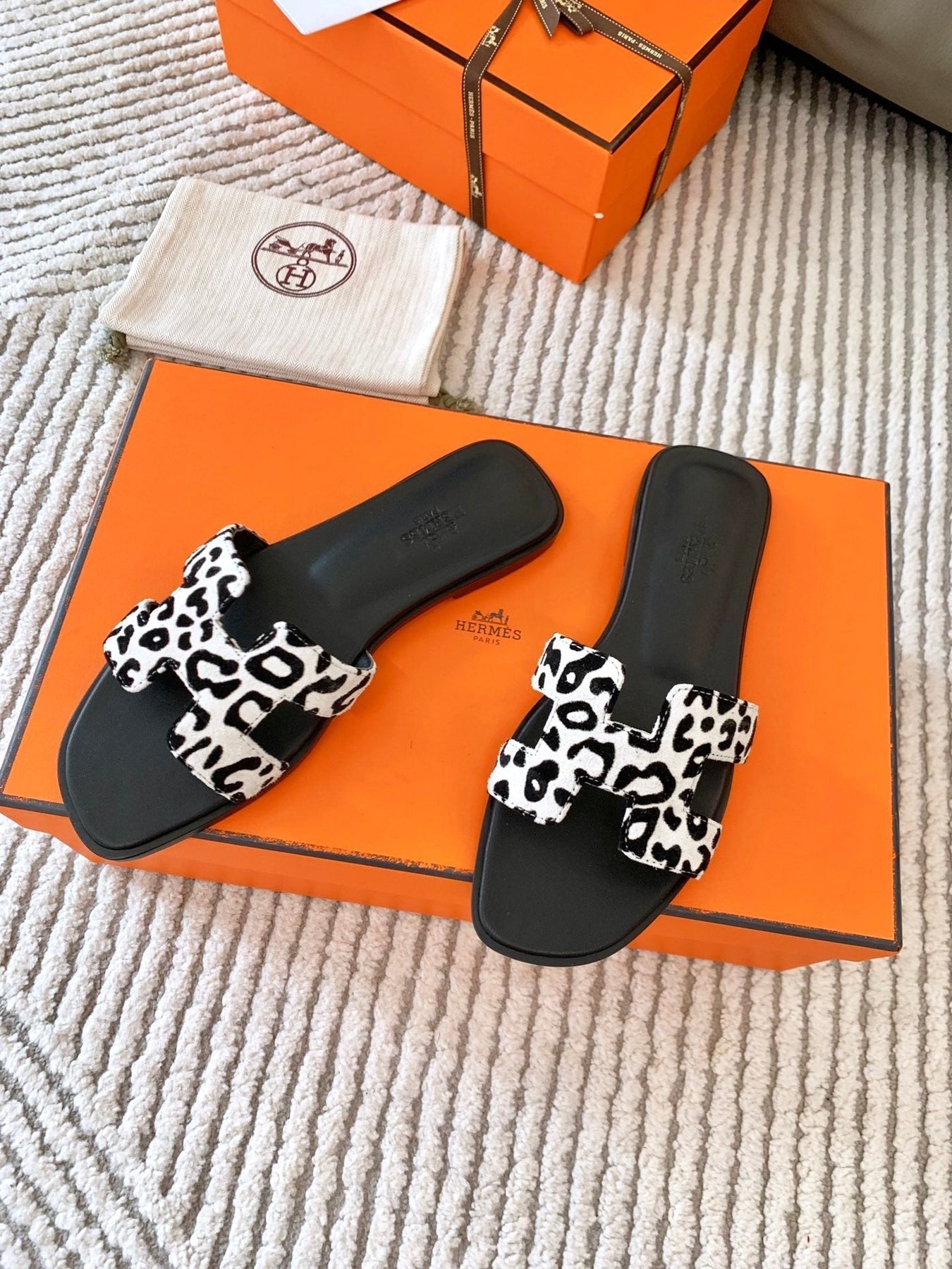 ORAN SANDAL IN BLACK MIX WHITE SUEDE