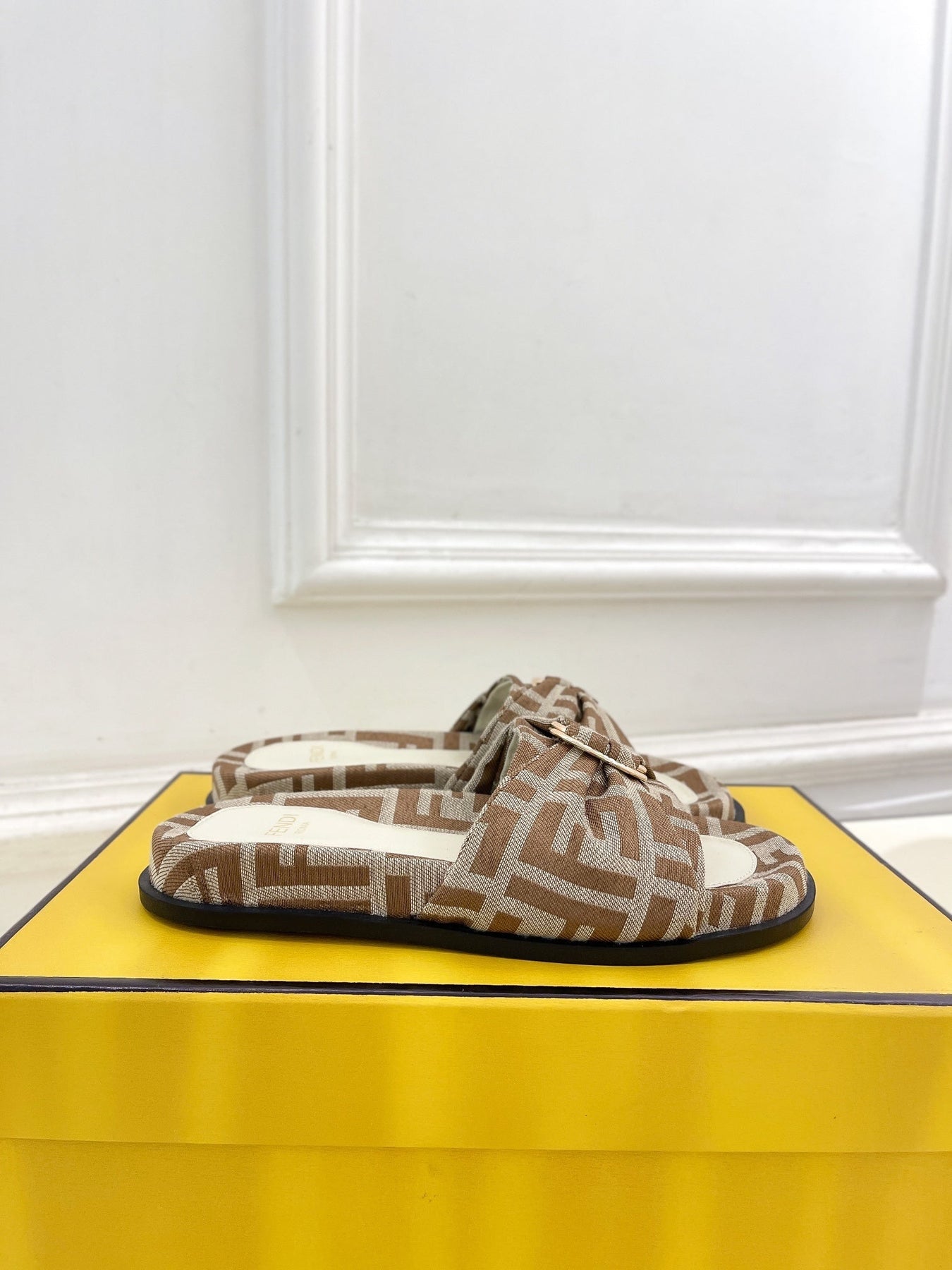 FENDI FLAT SLIPPER IN BROWN MONOGRAM JACQUARD FABRIC WITH GOLD HARDWARE