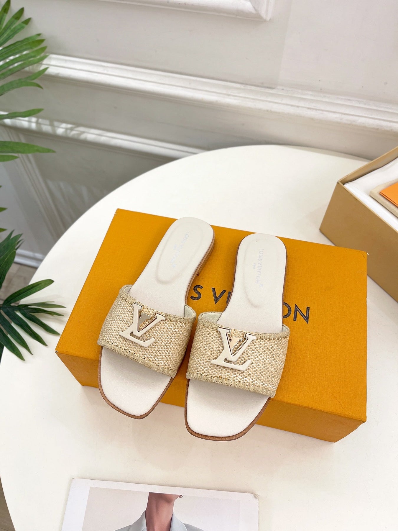 LV WOMEN CAPRI FLAT MULES IN BEIGE LEATHER AND RAFFIA