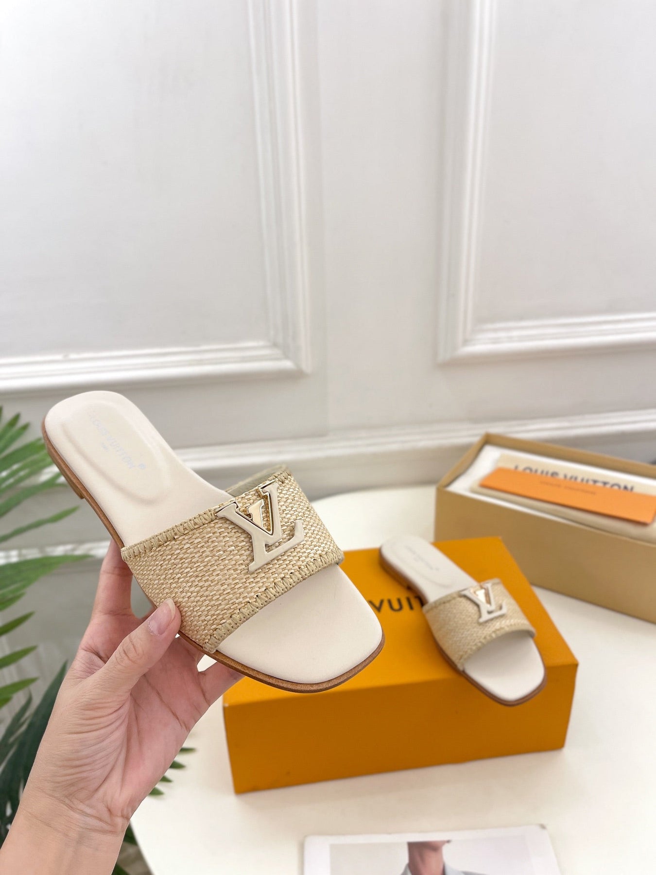 LV WOMEN CAPRI FLAT MULES IN BEIGE LEATHER AND RAFFIA