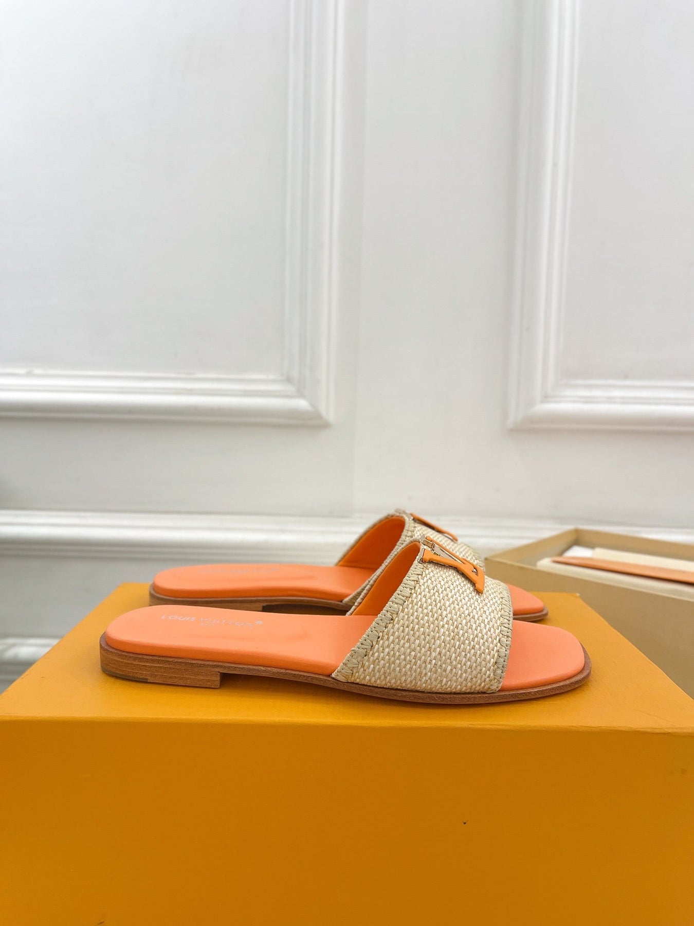 LV WOMEN CAPRI FLAT MULES IN TIGER ORANGE LEATHER AND RAFFIA
