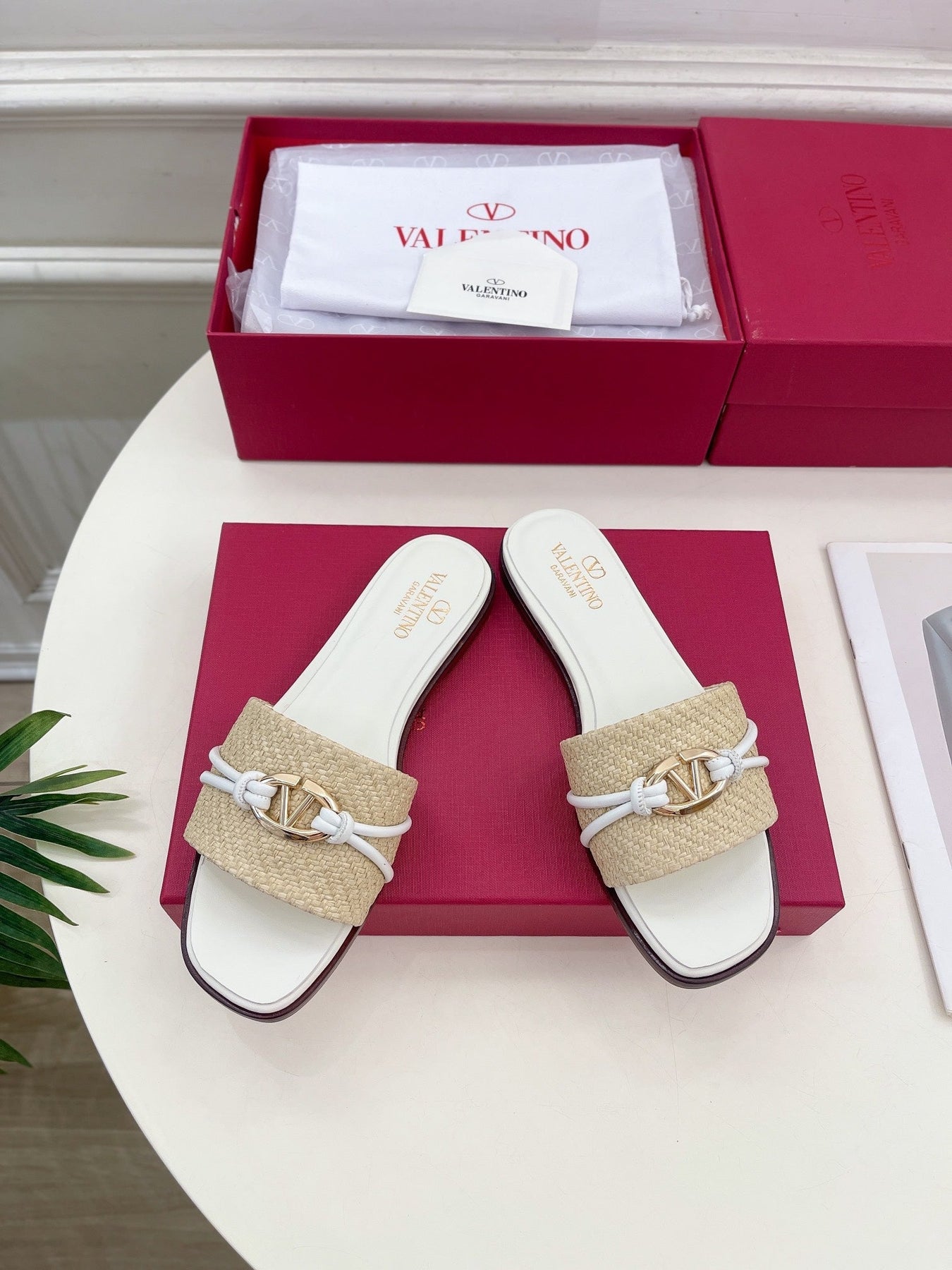 GARAVANI V LOGO SIGNATURE SLIDE IN BEIGE RAFFIA AND WHITE CALFSKIN