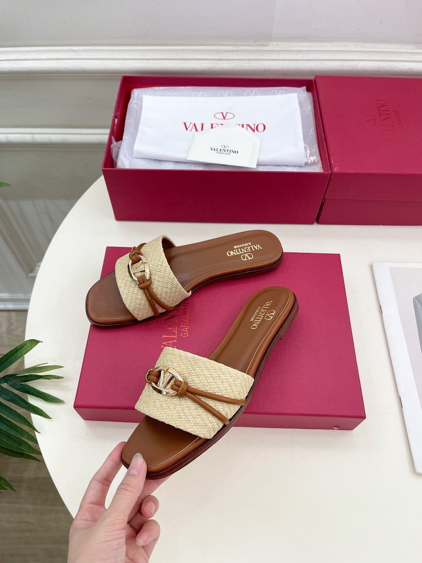 GARAVANI V LOGO SIGNATURE SLIDE IN BEIGE RAFFIA AND BROWN CALFSKIN